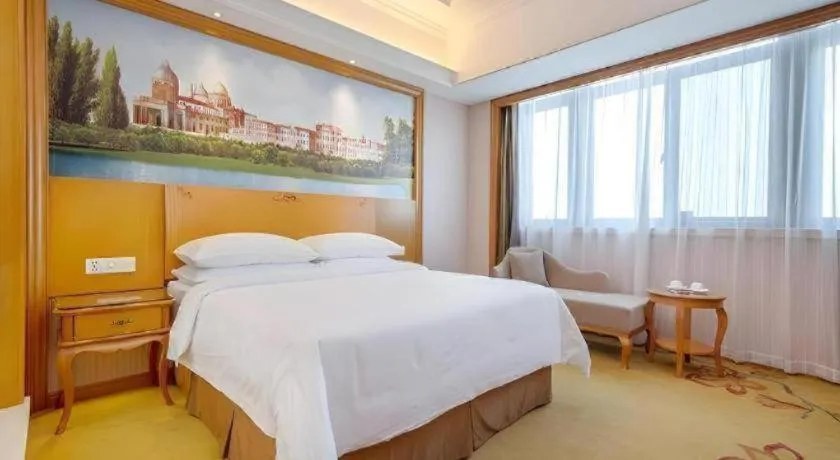 Bed in Vienna International Hotel Shanghai Dishui Lake Lingang Wanda
