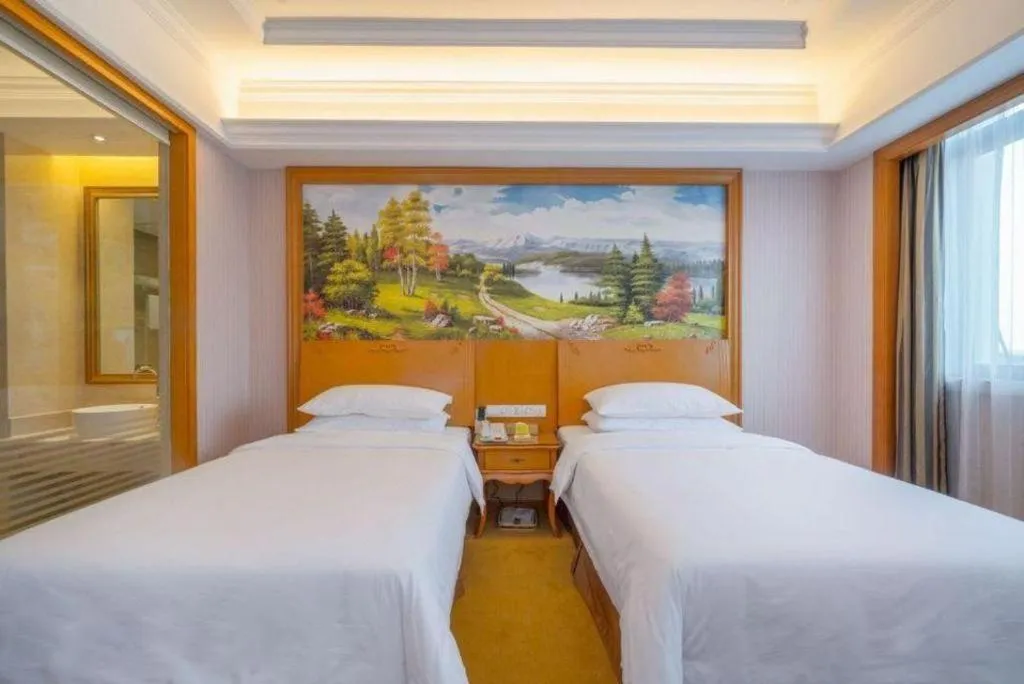 Bed in Vienna International Hotel Shanghai Dishui Lake Lingang Wanda