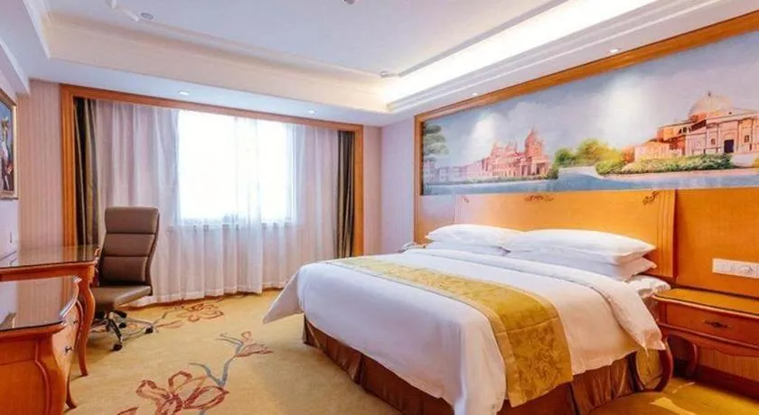 Bed in Vienna International Hotel Shanghai Dishui Lake Lingang Wanda