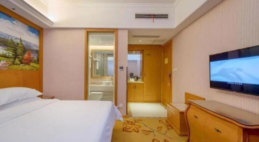 Bed in Vienna International Hotel Shanghai Dishui Lake Lingang Wanda