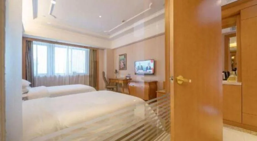 Bed in Vienna International Hotel Shanghai Dishui Lake Lingang Wanda