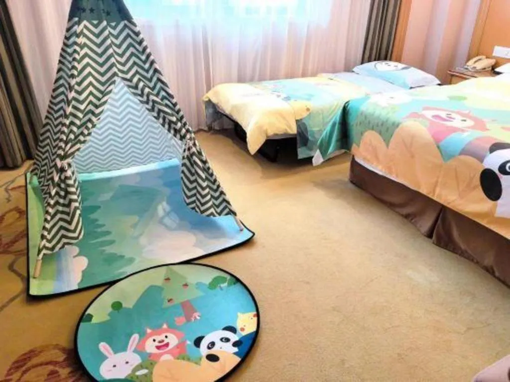 Bed in Vienna International Hotel Shanghai Dishui Lake Lingang Wanda