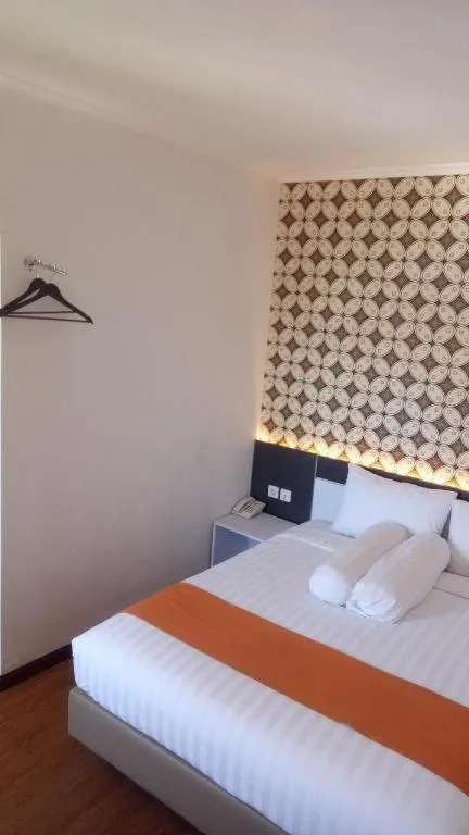 Front One Boutique Pusponjolo Semarang