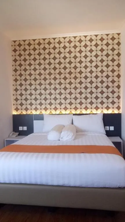 Front One Boutique Pusponjolo Semarang