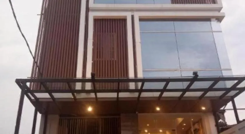 Front One Boutique Pusponjolo Semarang