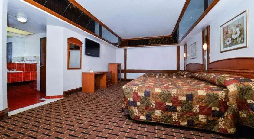 Bed in Americas Best Value Inn & Suites Los Angeles Downtown SW