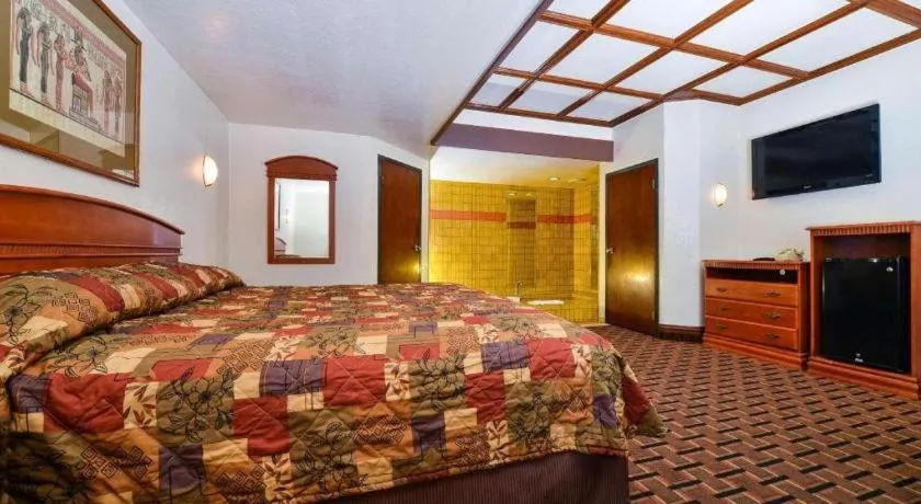 Bed in Americas Best Value Inn & Suites Los Angeles Downtown SW