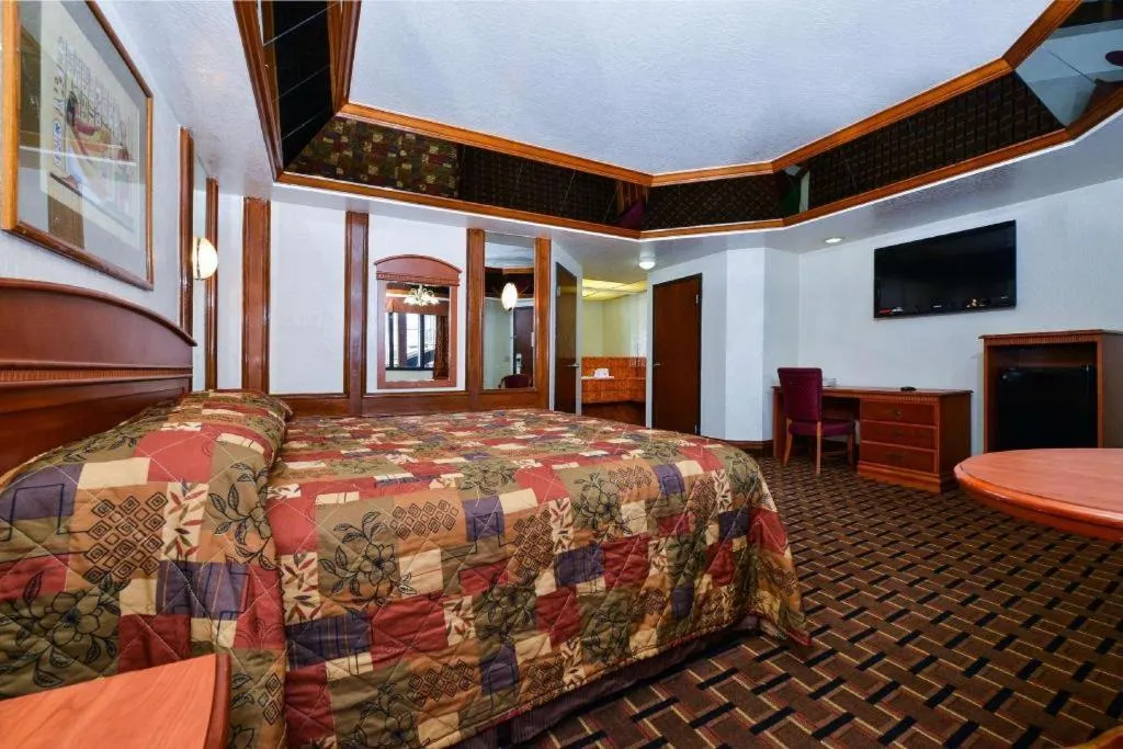 Bed in Americas Best Value Inn & Suites Los Angeles Downtown SW