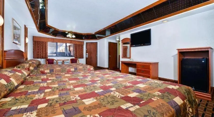 Bed in Americas Best Value Inn & Suites Los Angeles Downtown SW