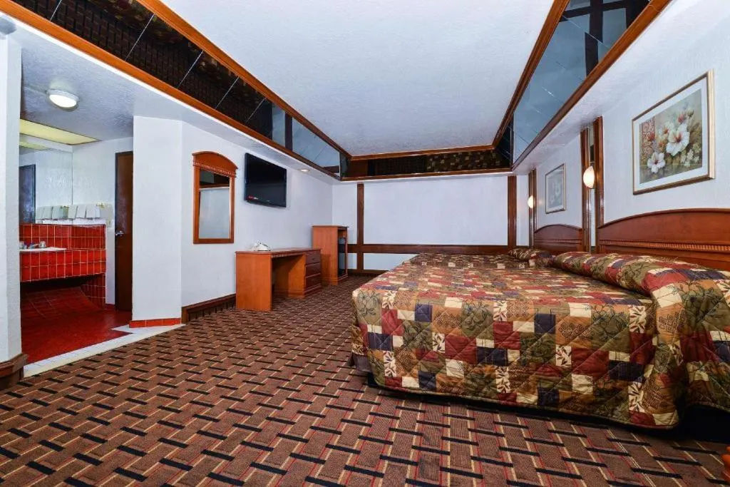 Bed in Americas Best Value Inn & Suites Los Angeles Downtown SW