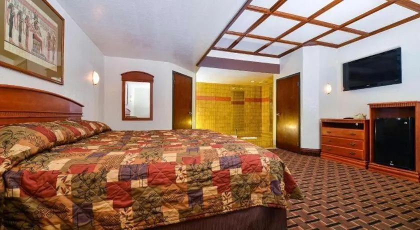 Bed in Americas Best Value Inn & Suites Los Angeles Downtown SW