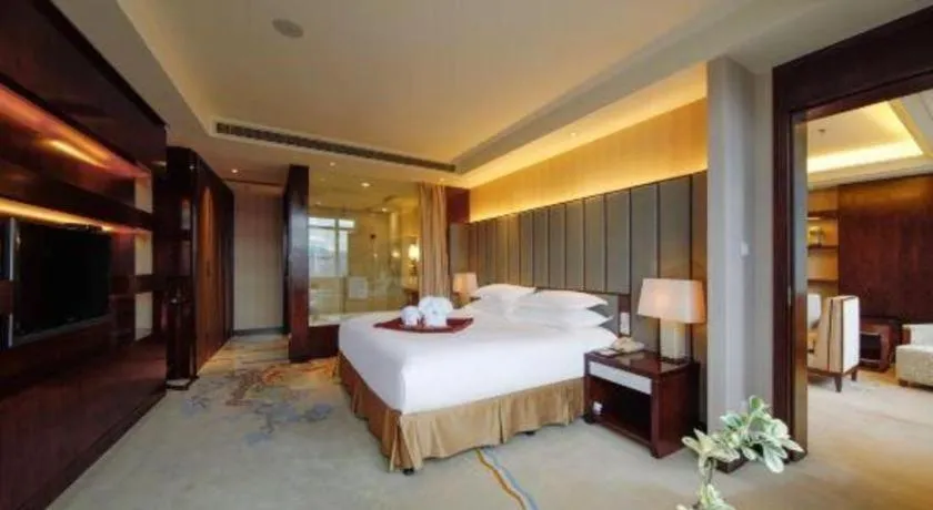Bed in New Century Grand Hotel Lishui Huaqiao