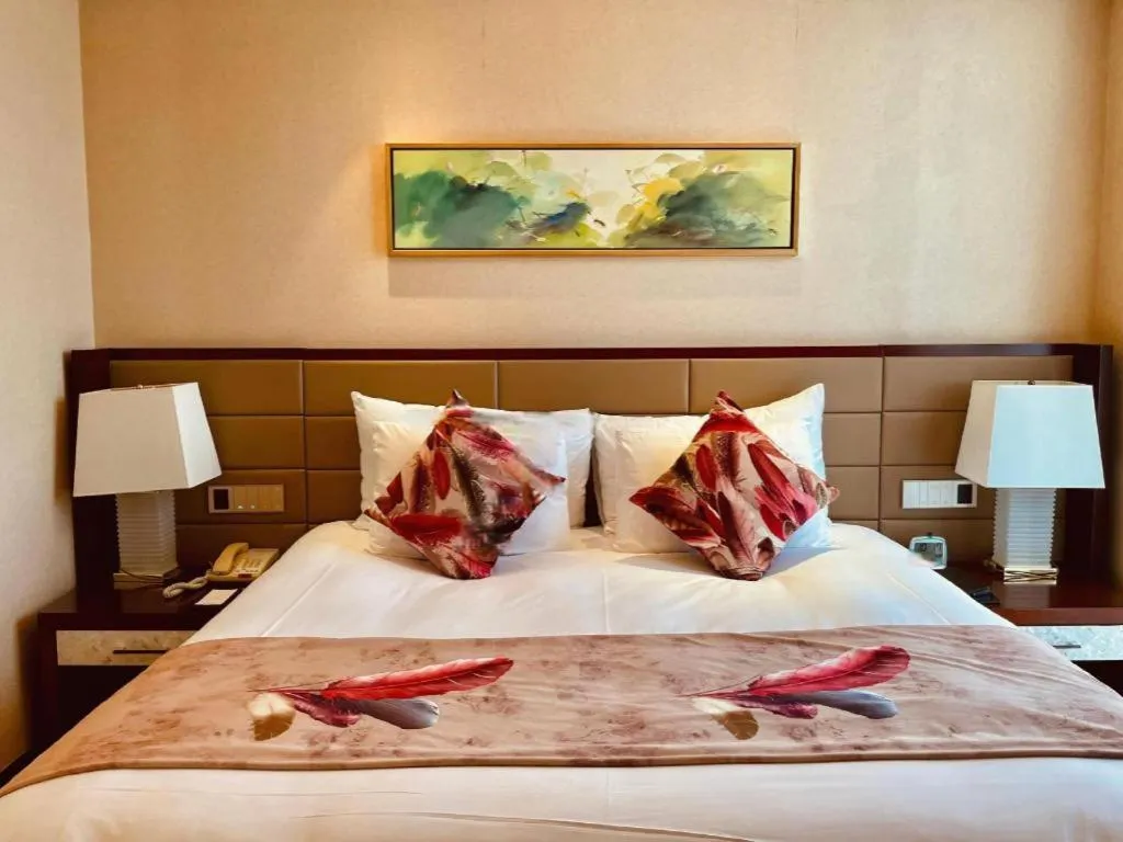 Bed in New Century Grand Hotel Lishui Huaqiao