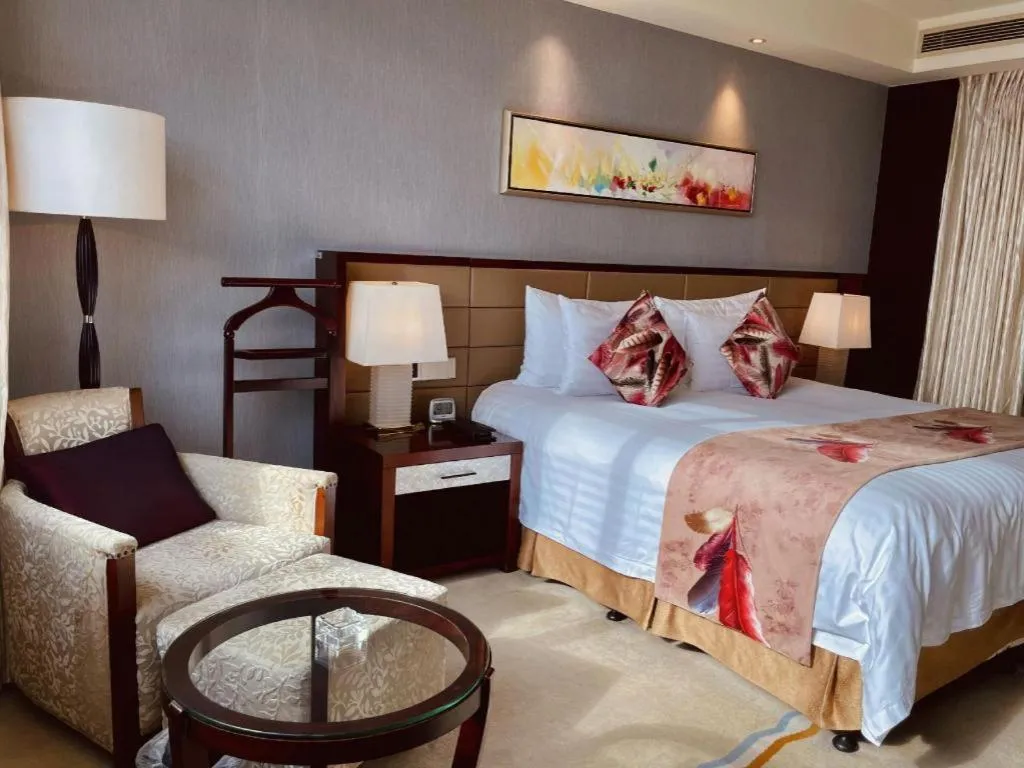 Bed in New Century Grand Hotel Lishui Huaqiao