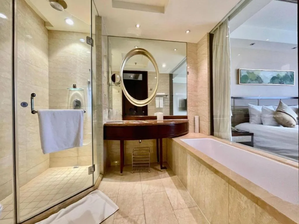 Bed in New Century Grand Hotel Lishui Huaqiao