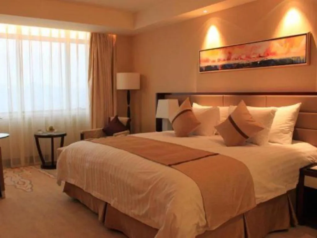 Bed in New Century Grand Hotel Lishui Huaqiao