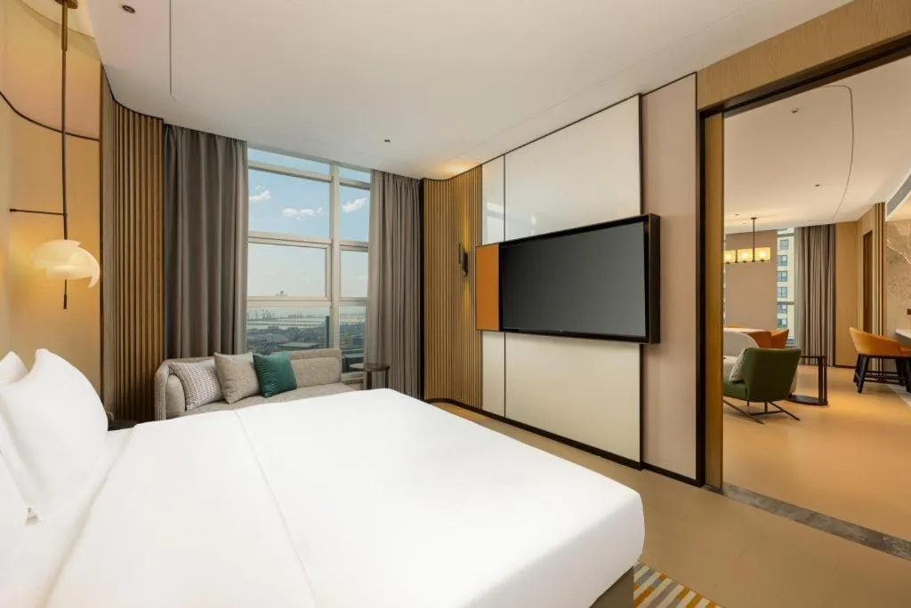 Bed in Holiday Inn Hotel & Suites Jiaxing Hangzhou Bay By IHG