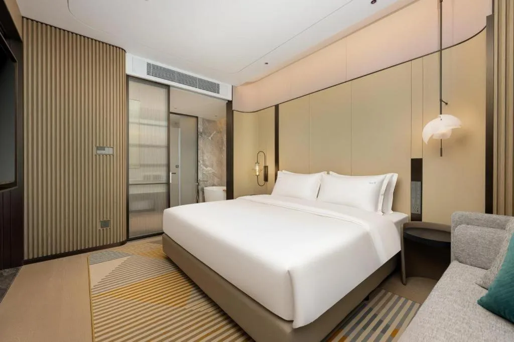 Bed in Holiday Inn Hotel & Suites Jiaxing Hangzhou Bay By IHG