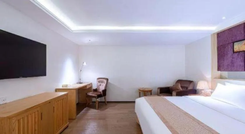 Bed in Zhongshan Louis Hotel