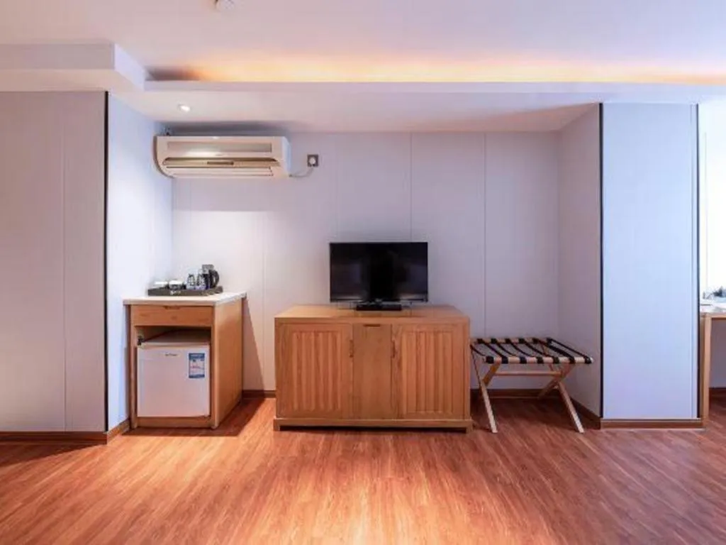 Zhongshan Louis Hotel