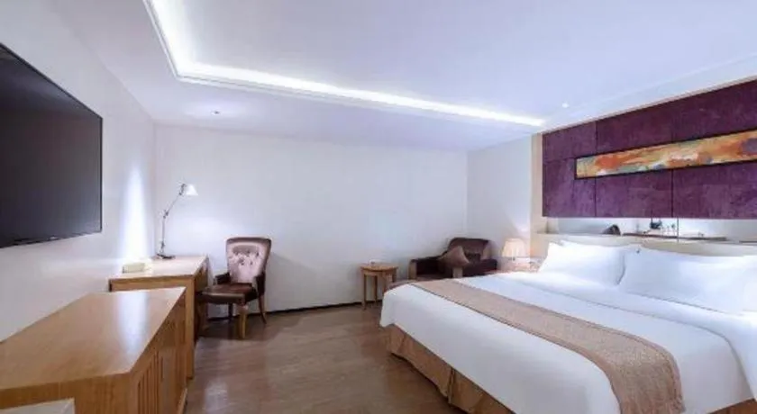 Bed in Zhongshan Louis Hotel