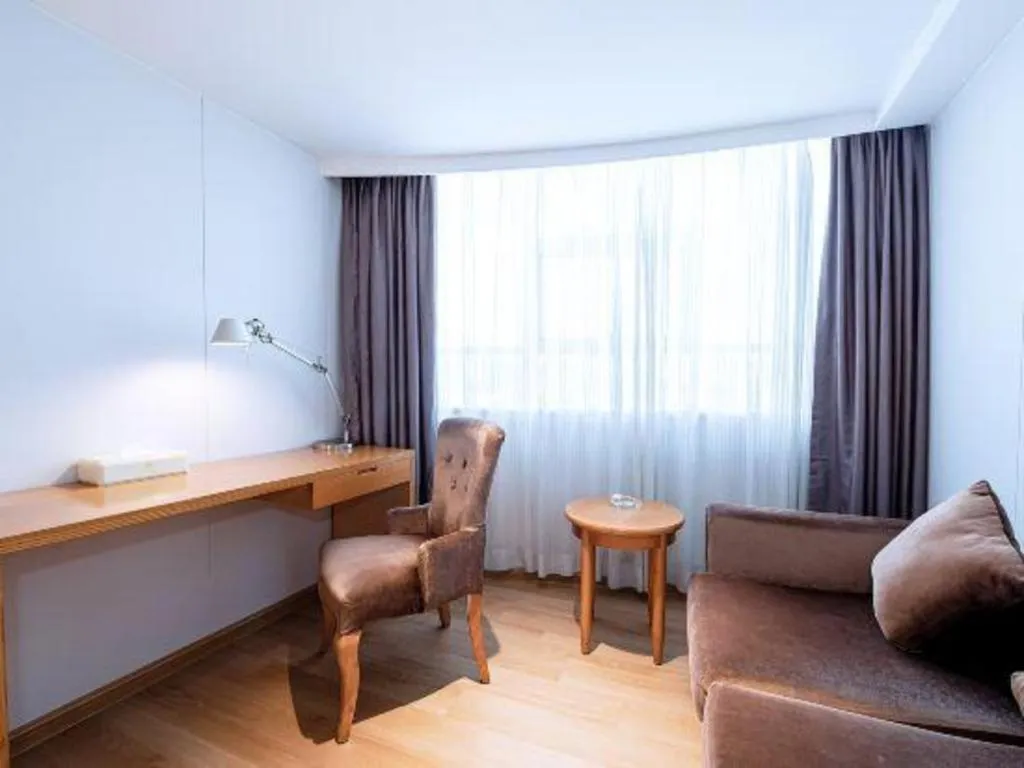 Zhongshan Louis Hotel