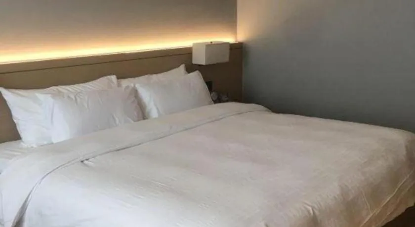 Bed in Zhangjiagang Jiangnan Garden Hotel