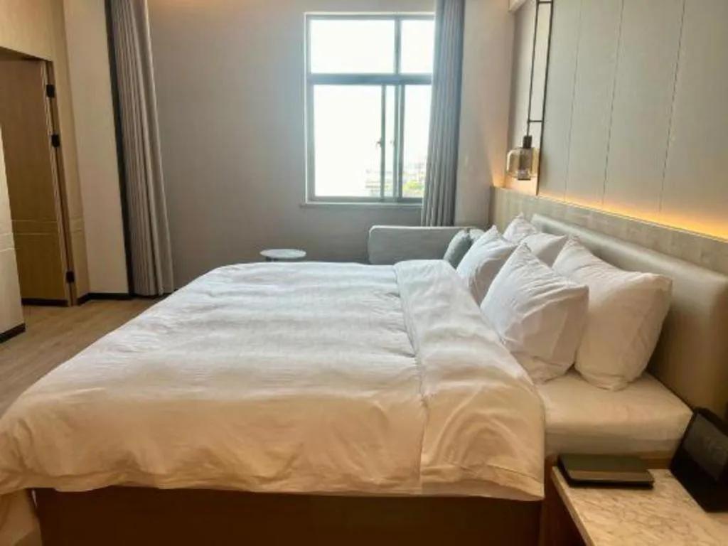 Bed in Zhangjiagang Jiangnan Garden Hotel