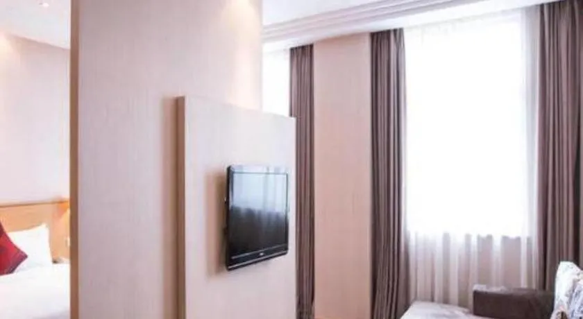 Bed in Zhangjiagang Jiangnan Garden Hotel