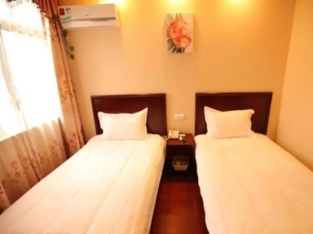 Bed in GreenTree Inn Suzhou Wujiang Zhenze Town Zhennan Road Express Hotel