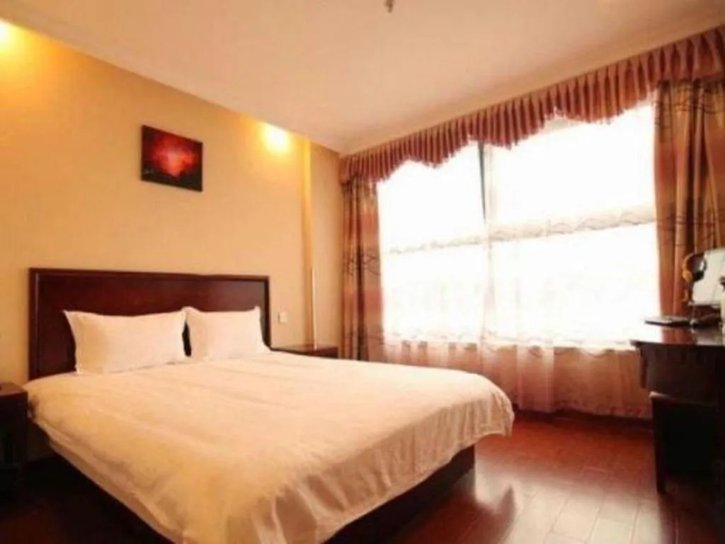Bed in GreenTree Inn Suzhou Wujiang Zhenze Town Zhennan Road Express Hotel