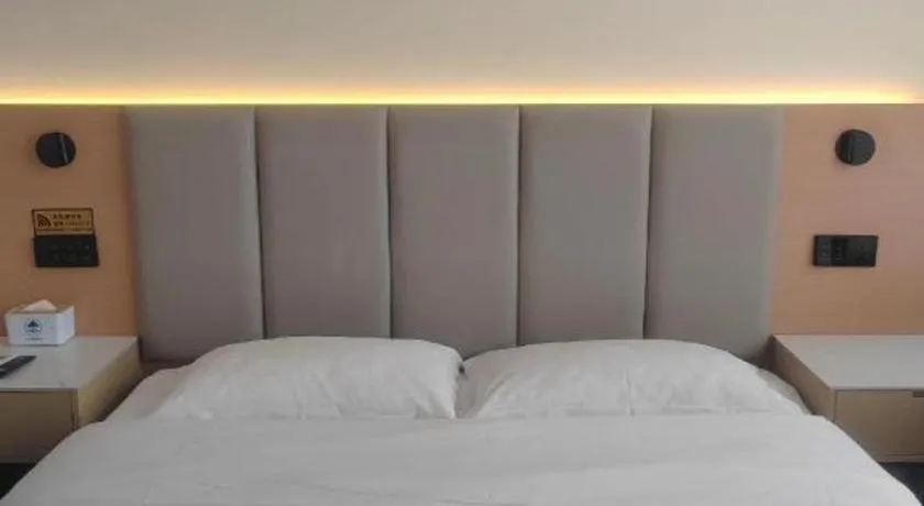 Bed in GreenTree Inn Suzhou Wujiang Zhenze Town Zhennan Road Express Hotel