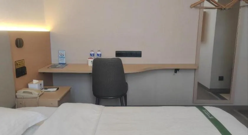 Bed in GreenTree Inn Suzhou Wujiang Zhenze Town Zhennan Road Express Hotel