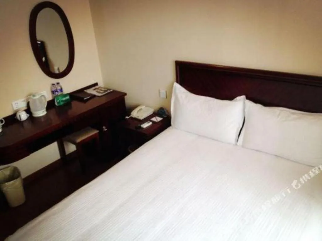Bed in GreenTree Inn Suzhou Wujiang Zhenze Town Zhennan Road Express Hotel