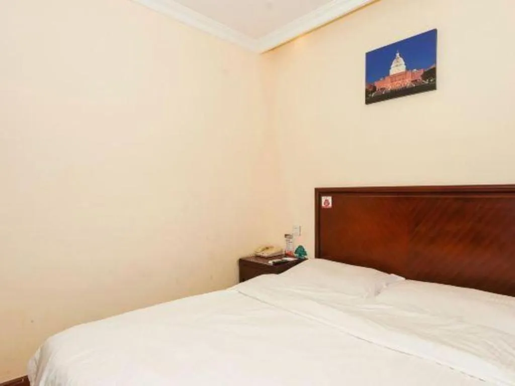 Bed in GreenTree Inn Suzhou Wujiang Zhenze Town Zhennan Road Express Hotel