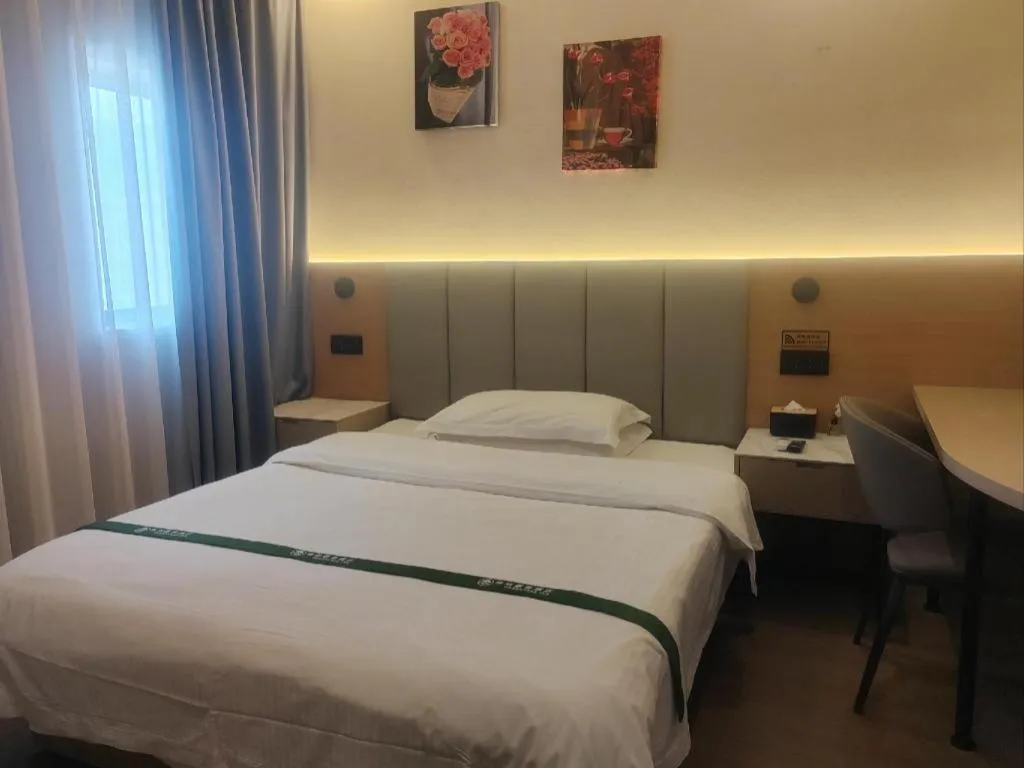 Bed in GreenTree Inn Suzhou Wujiang Zhenze Town Zhennan Road Express Hotel