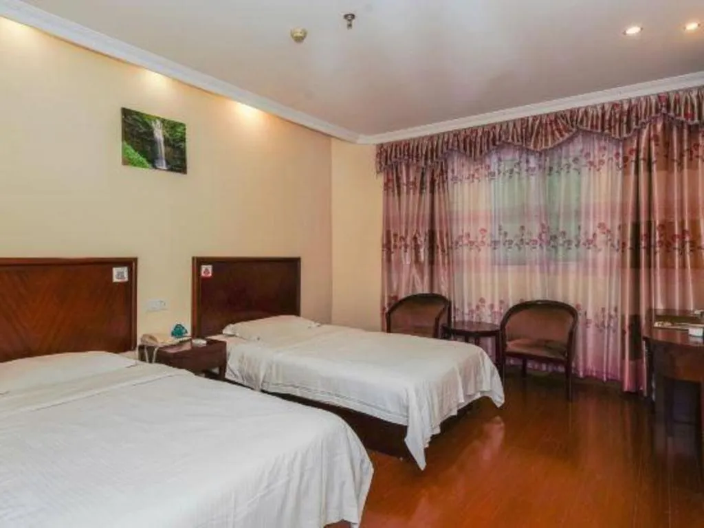 Bed in GreenTree Inn Suzhou Wujiang Zhenze Town Zhennan Road Express Hotel