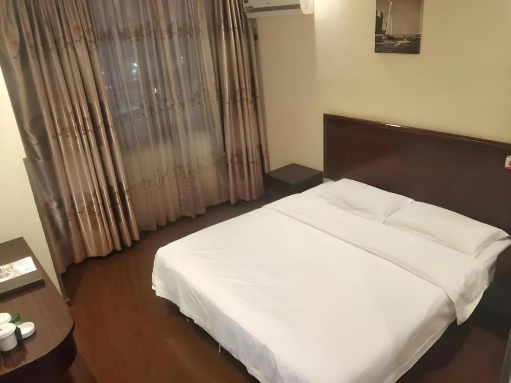 Bed in GreenTree Inn Suzhou Wujiang Zhenze Town Zhennan Road Express Hotel