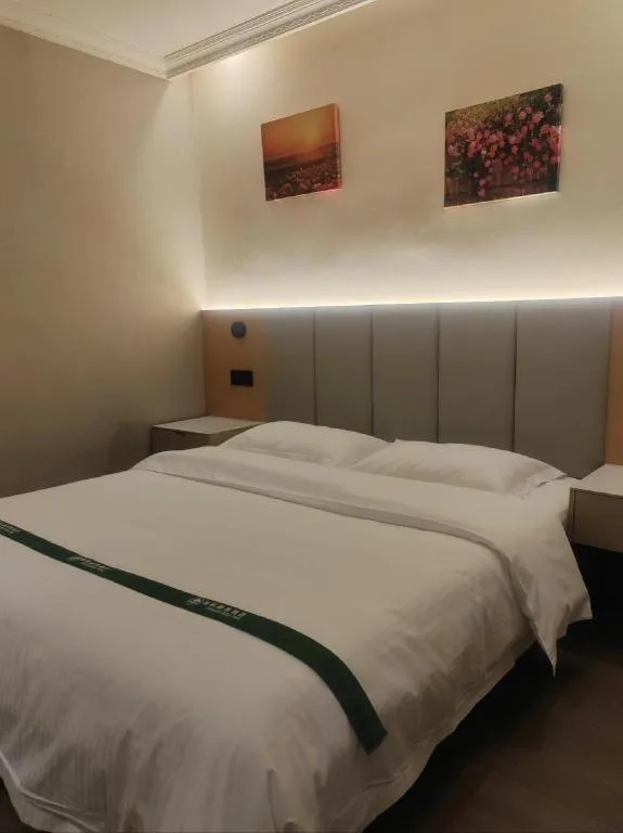 Bed in GreenTree Inn Suzhou Wujiang Zhenze Town Zhennan Road Express Hotel