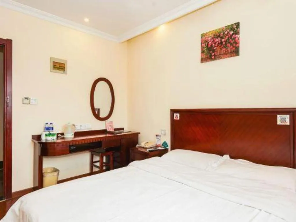 Bed in GreenTree Inn Suzhou Wujiang Zhenze Town Zhennan Road Express Hotel