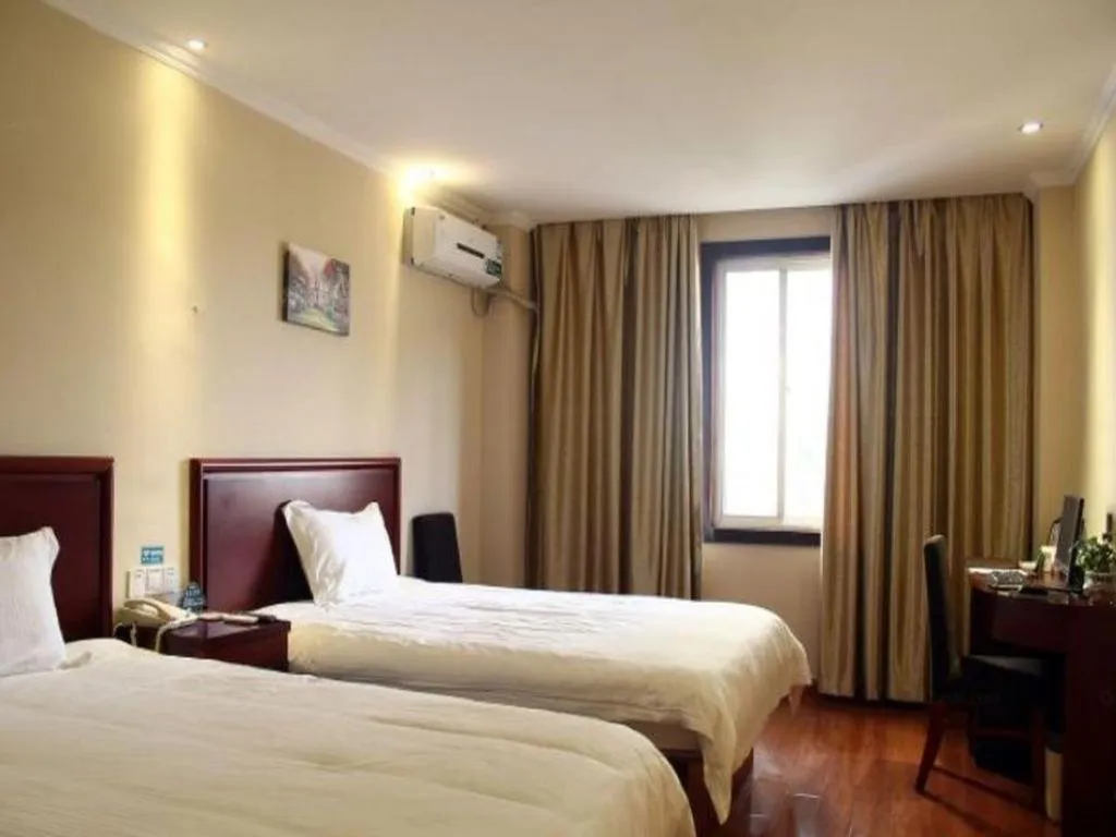 Bed in GreenTree Inn Suzhou Wujiang Zhenze Town Zhennan Road Express Hotel