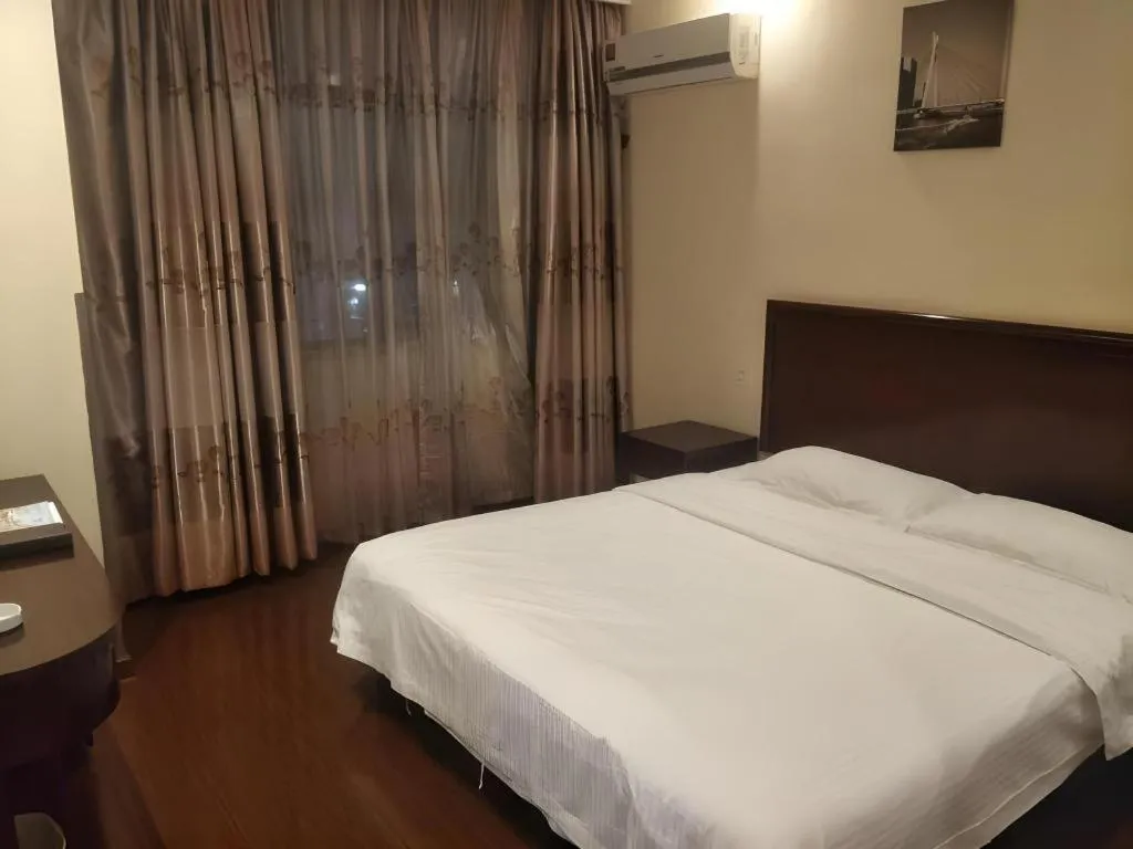 Bed in GreenTree Inn Suzhou Wujiang Zhenze Town Zhennan Road Express Hotel