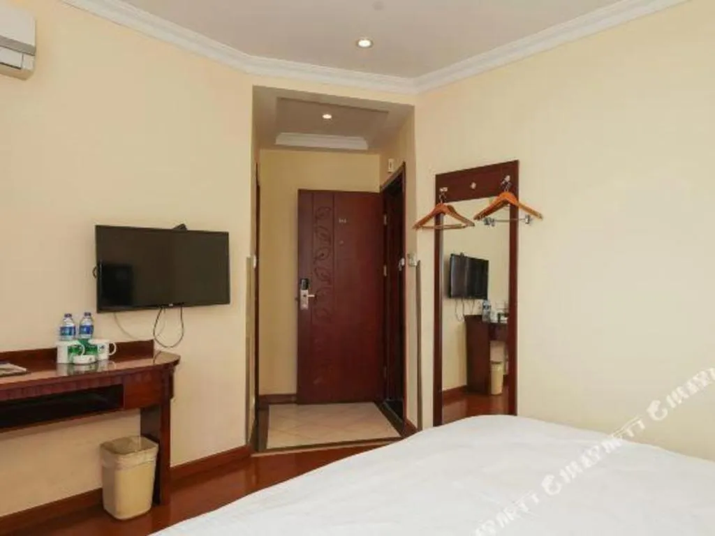 Bed in GreenTree Inn Suzhou Wujiang Zhenze Town Zhennan Road Express Hotel