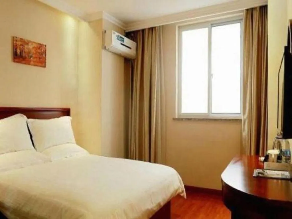 Bed in GreenTree Inn Suzhou Wujiang Zhenze Town Zhennan Road Express Hotel