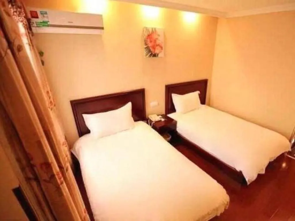 Bed in GreenTree Inn Suzhou Wujiang Zhenze Town Zhennan Road Express Hotel