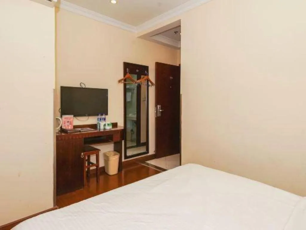 Bed in GreenTree Inn Suzhou Wujiang Zhenze Town Zhennan Road Express Hotel