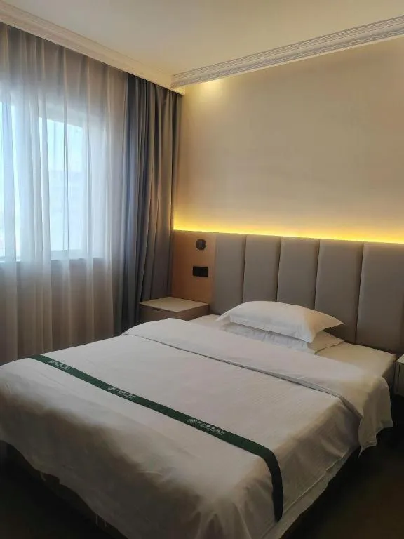 Bed in GreenTree Inn Suzhou Wujiang Zhenze Town Zhennan Road Express Hotel