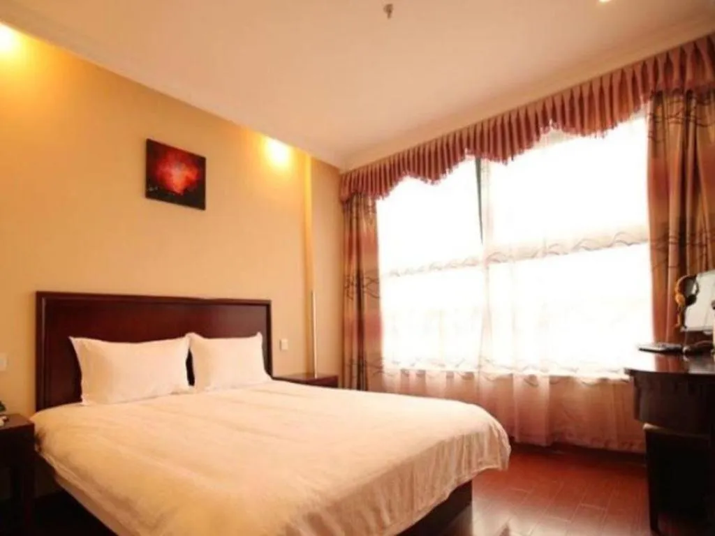 Bed in GreenTree Inn Suzhou Wujiang Zhenze Town Zhennan Road Express Hotel