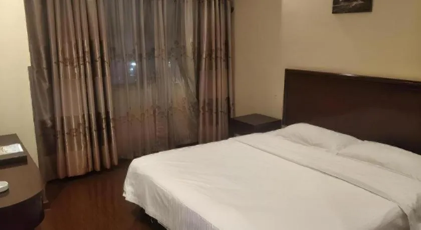 Bed in GreenTree Inn Suzhou Wujiang Zhenze Town Zhennan Road Express Hotel