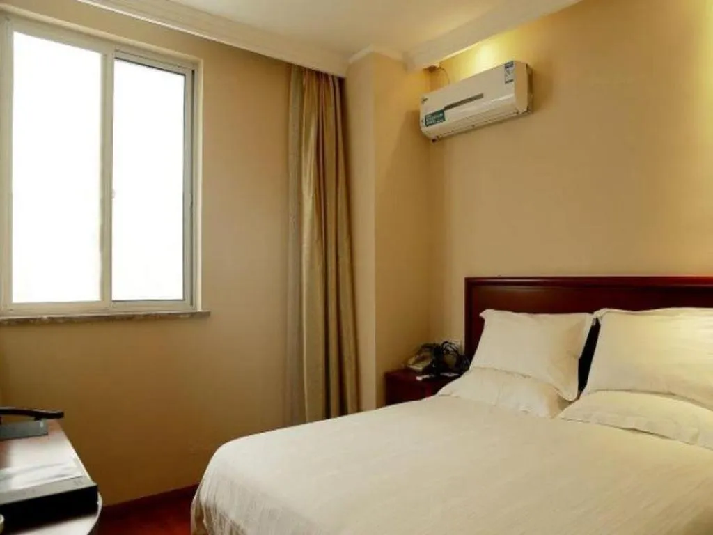 Bed in GreenTree Inn Suzhou Wujiang Zhenze Town Zhennan Road Express Hotel